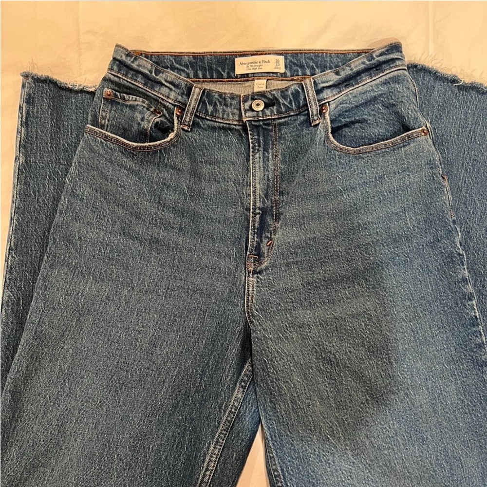 Abercrombie & Fitch Curve Love
Ultra High Rise 90s Straight Jean - Long
